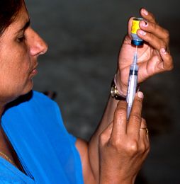 Vorbereitung einer Injektion im Entbindungsheim Malipur in Delhi, Indien 