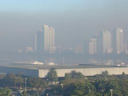 Wolkenkratzer im Smog in Indonesien 
